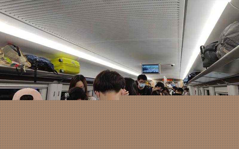 在拥挤的软卧车厢里，发生了一段不为人知的故事